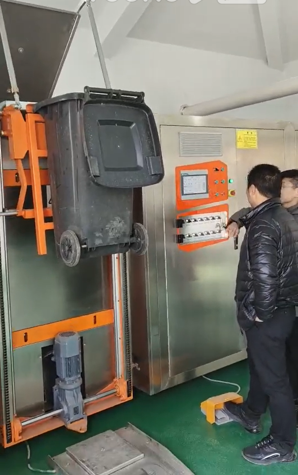 餐廚垃圾上料演示視頻-秦皇島鷹翔環(huán)�？萍加邢薰�